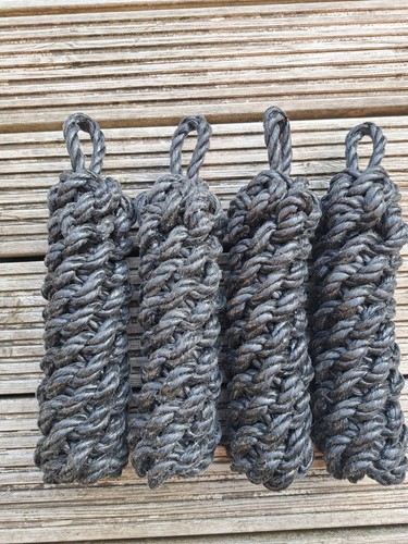 Medium black rope - boat, side